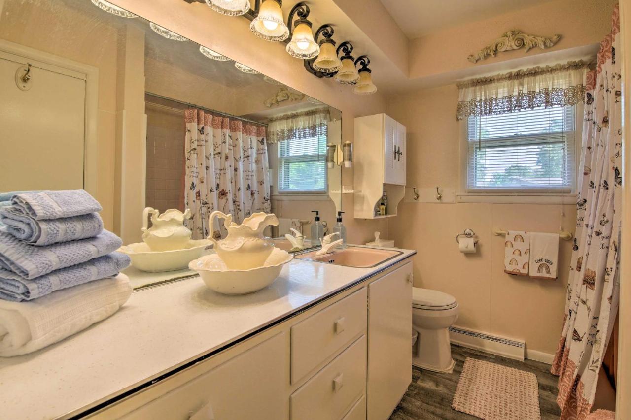 Bright Springfield Home Walk To Nature Center! Extérieur photo